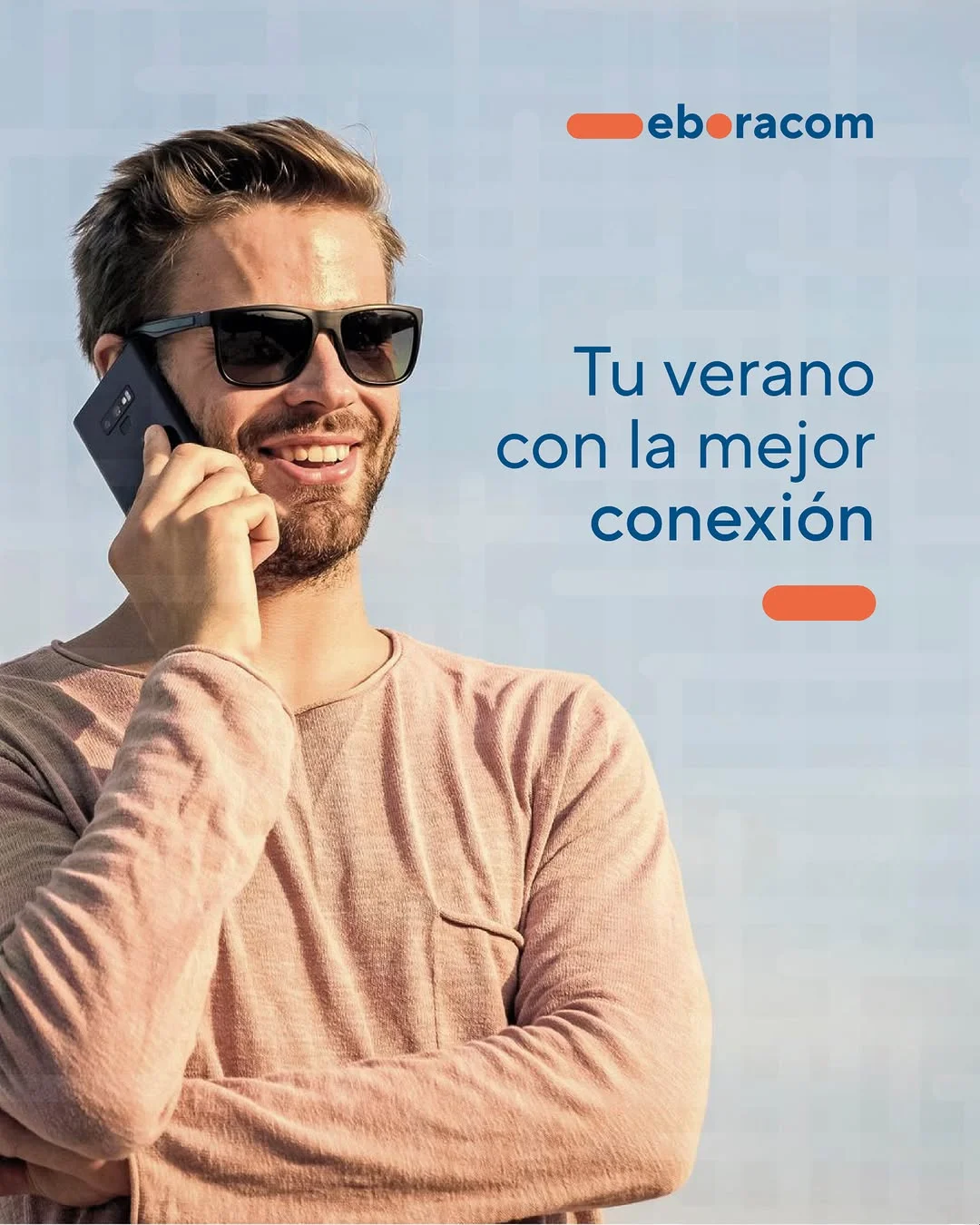 Hombre sonriente con gafas de sol hablando por móvil junto al lema de Eboracom para tener internet sin límites Talavera en verano
