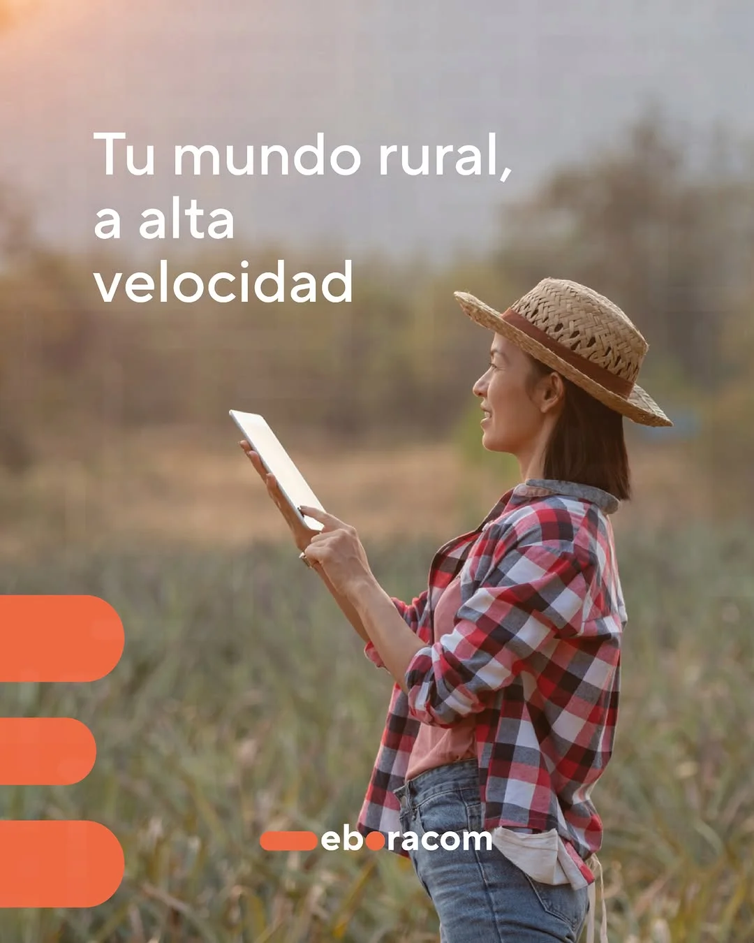 Mujer con una tablet en el campo disfrutando del internet en Talavera rural de Eboracom