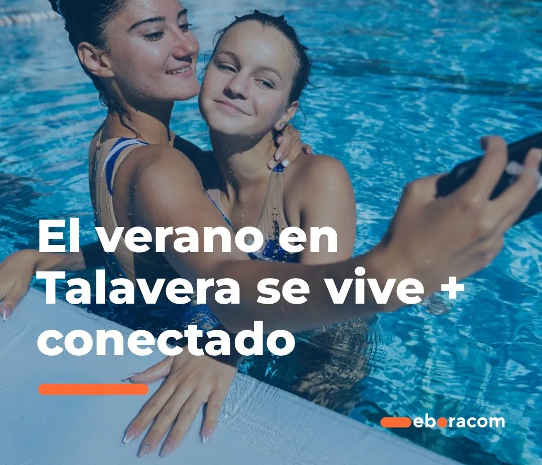 Dos jóvenes usando el móvil en la piscina en verano con una tarifa móvil de Eboracom en Talavera