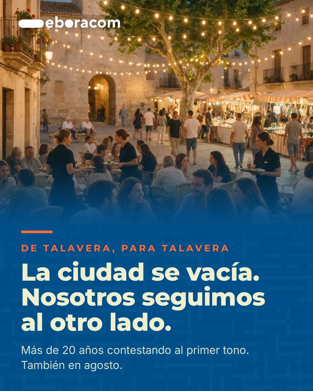 Terraza llena de gente en una plaza de Talavera al atardecer, con el reclamo 'De Talavera, para Talavera' de Eboracom
