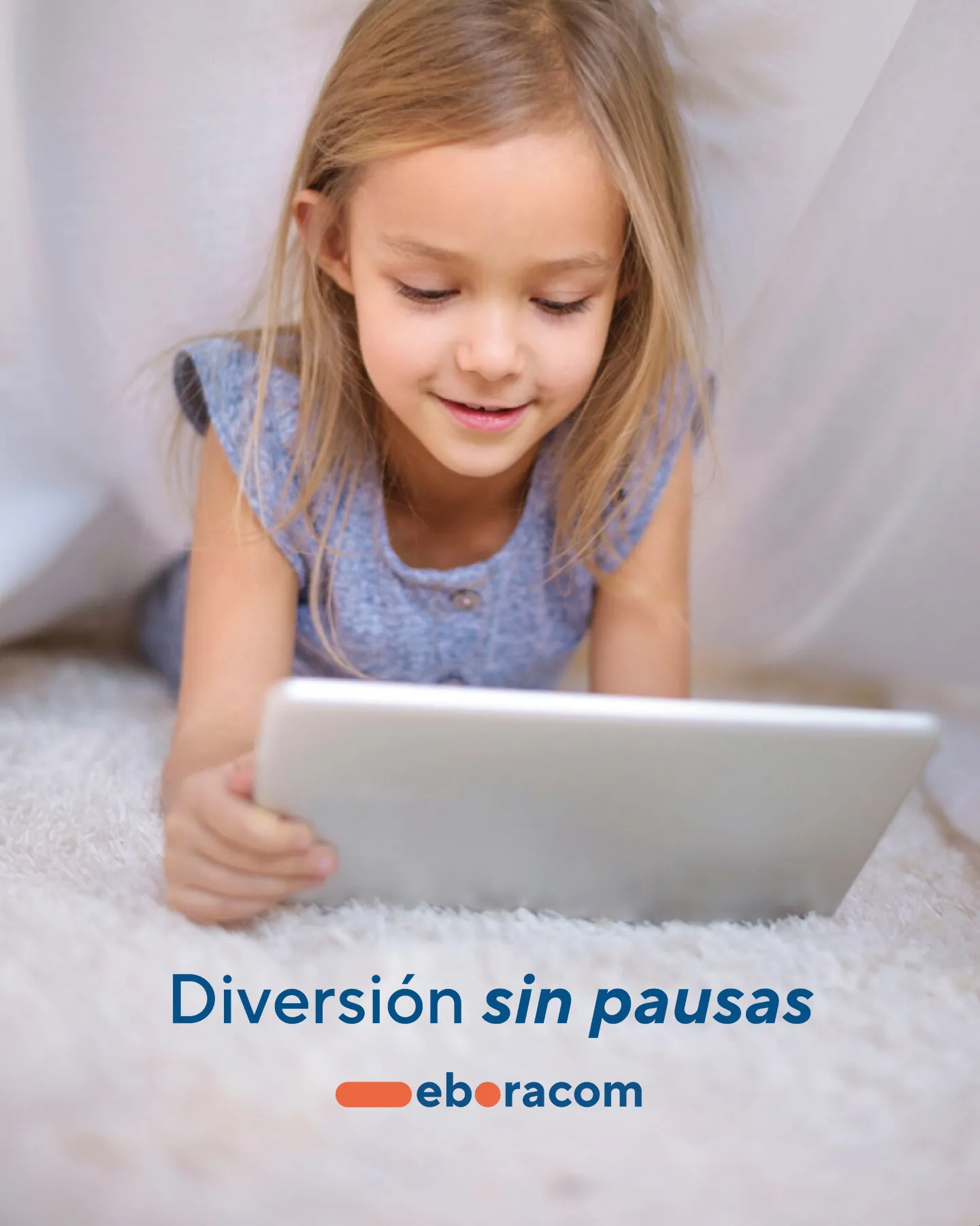 Niña usando una tablet tumbada en casa con internet sin cortes, sin pausas ni esperas