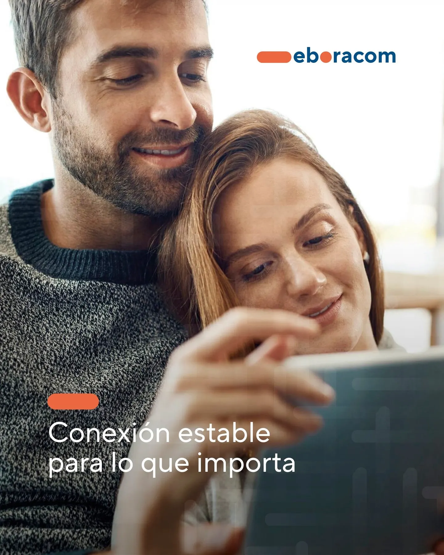 Pareja disfrutando de una tarde tranquila en casa con videollamadas sin cortes gracias a la fibra simétrica de Eboracom en Talavera de la Reina