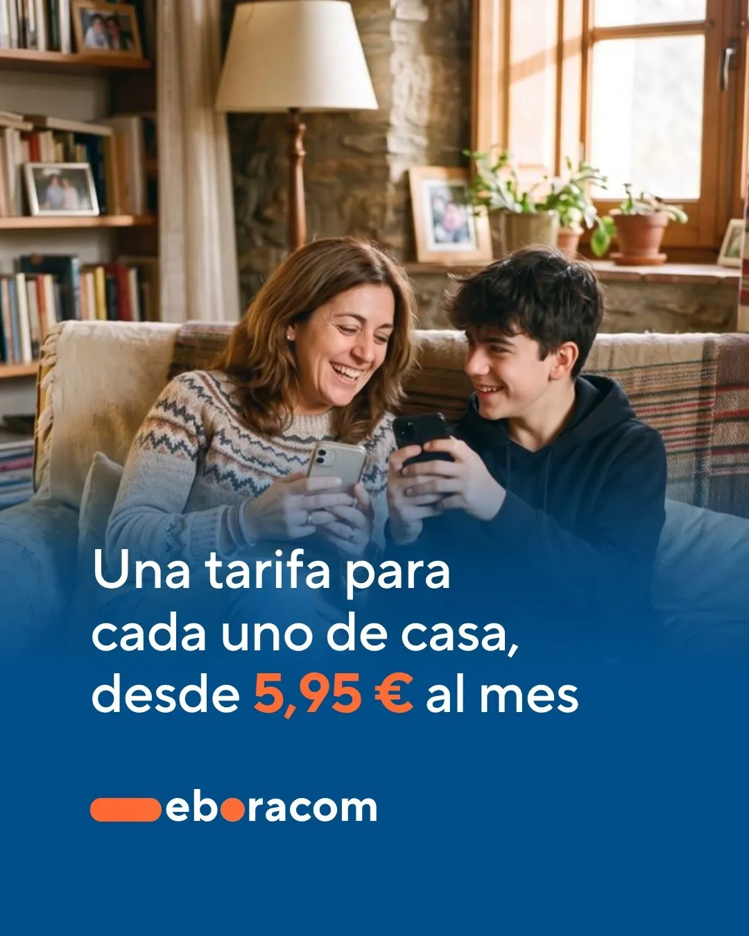 Madre e hijo sonríen con sus móviles en el sofá: tarifas móviles en familia de Eboracom desde 5,95 euros