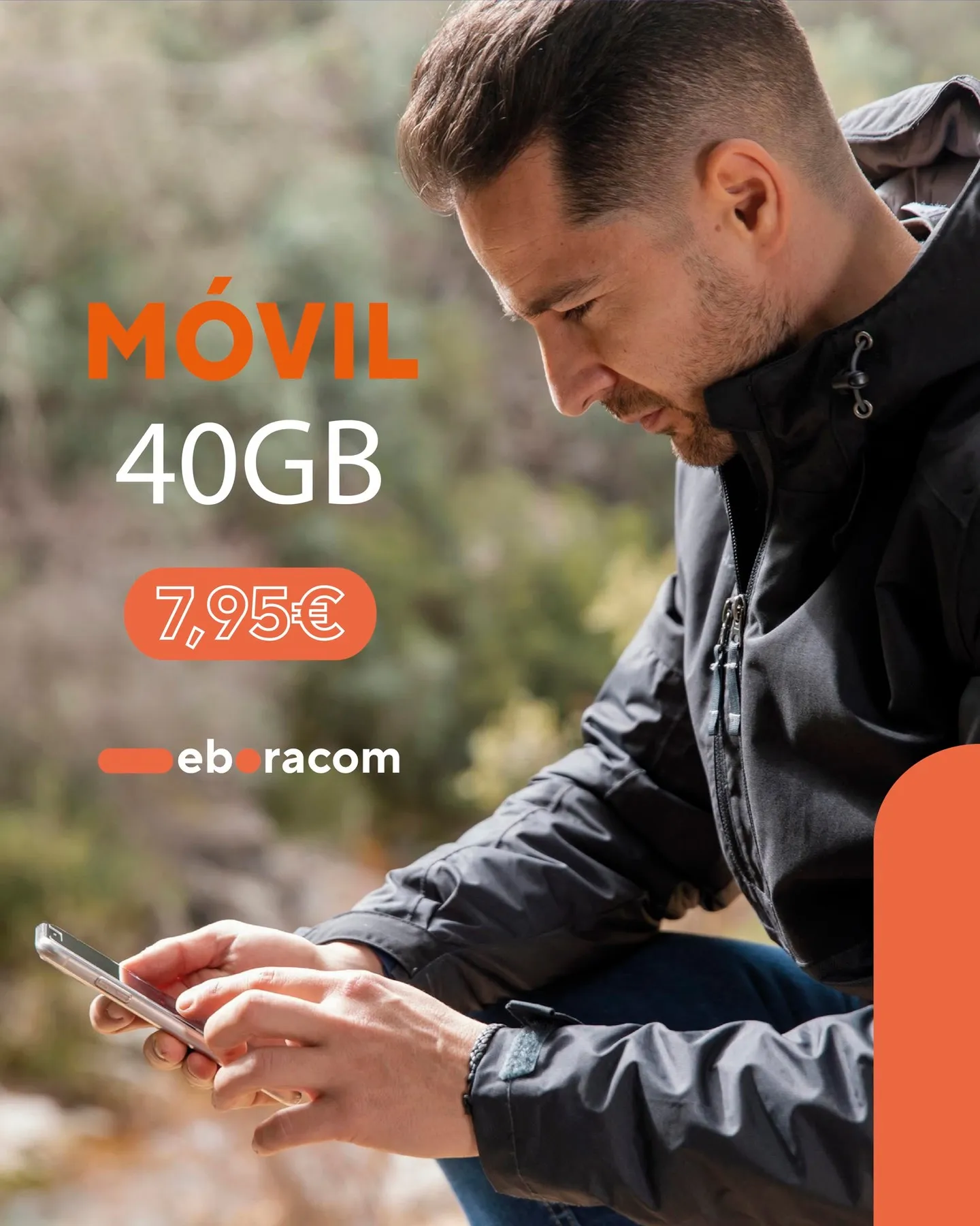 Hombre consulta el móvil en el campo con la tarifa de 40 GB por 7,95 euros, una de las tarifas móviles en familia de Eboracom
